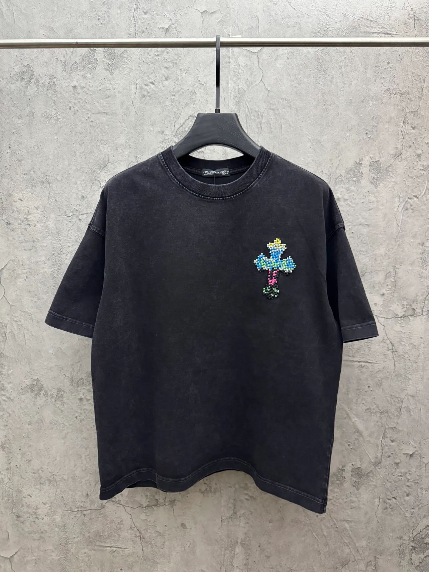 P220 top version, real shot without P, ​​different from market currency) 𝗖𝗵𝗿𝗼𝗺𝗲 𝗛𝗲𝗮𝗿𝘁𝘀/Chloe Heart 2026 Spring New Original Single Counter American Washed Patch Embroidered Couple Short Sleeves 👑The highest version! Customized fabric 320 grams, washed and fried. Best-selling model at the counter. Very comfortable to wear. Accessories: Original molded and authenticated collar label➕100% silk wash label. Genuine purchase-grade original hangtag➕matching hanging rope➕3D hanging beads➕original packaging bag. Craftsmanship: The original version has consistent wiring! The highest version of the armhole matching technique! Color: Black Gray Size: S M L XL Style No.: 6604